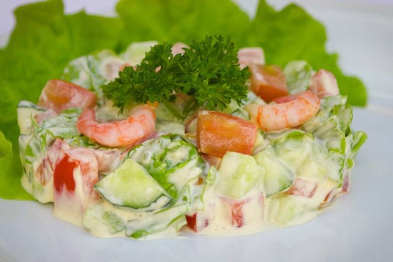 Салат из креветок — 8 простых и вкусных рецептов