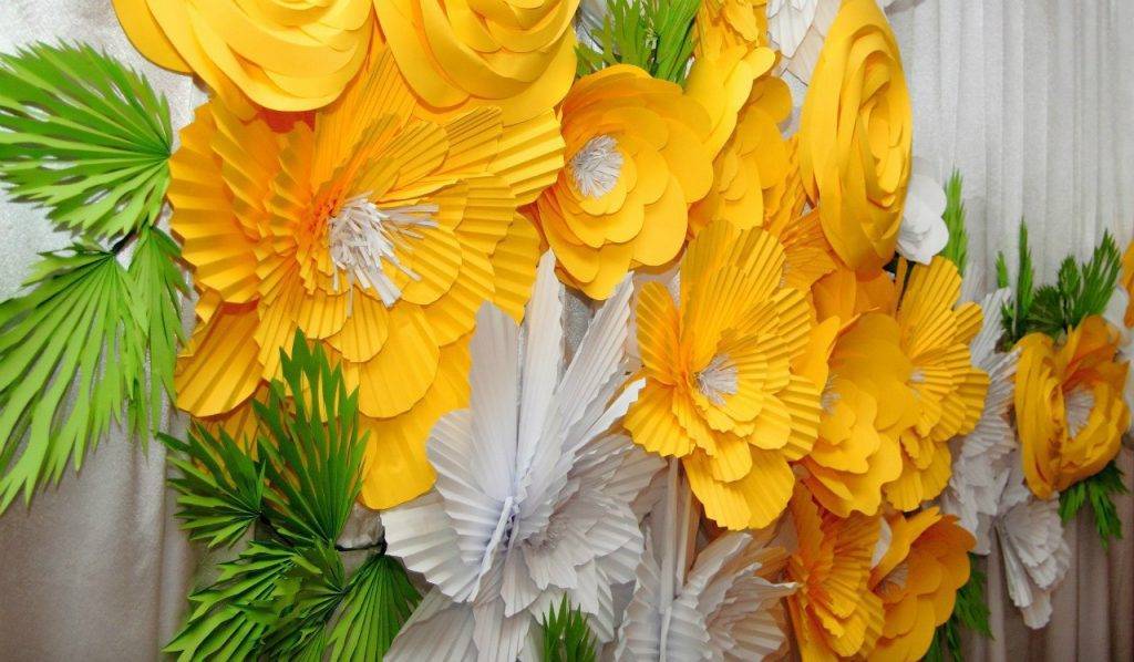 Объёмные цветы из бумаги своими руками на стену: популярные схемы и шаблоны