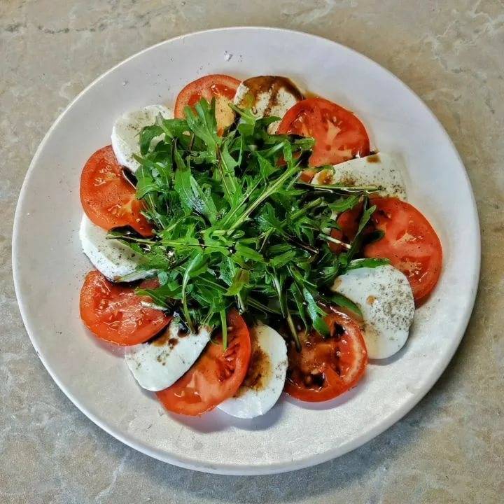 Итальянский салат капрезе или моцарелла с помидорами