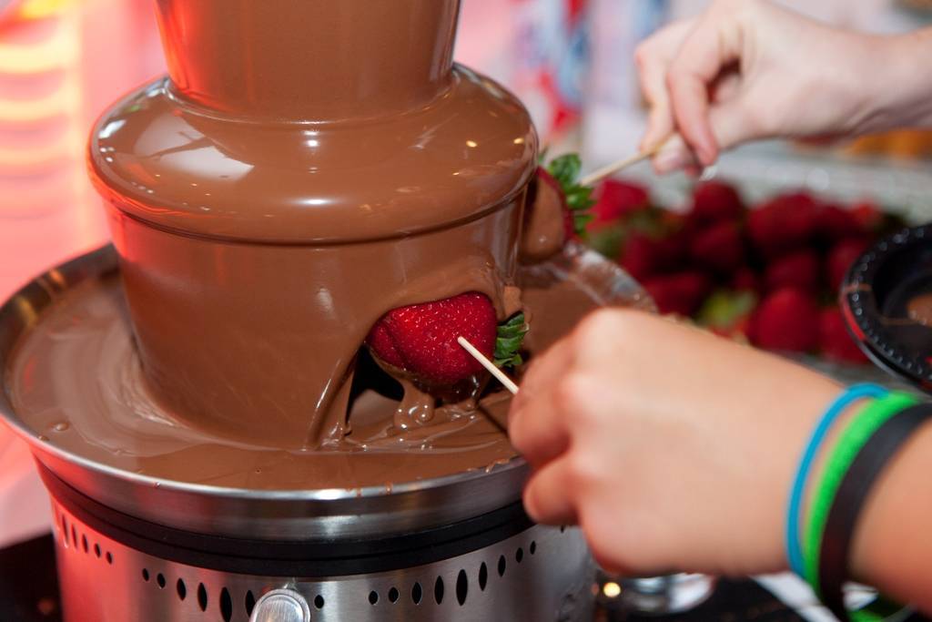 Как оформить шоколадный фонтан