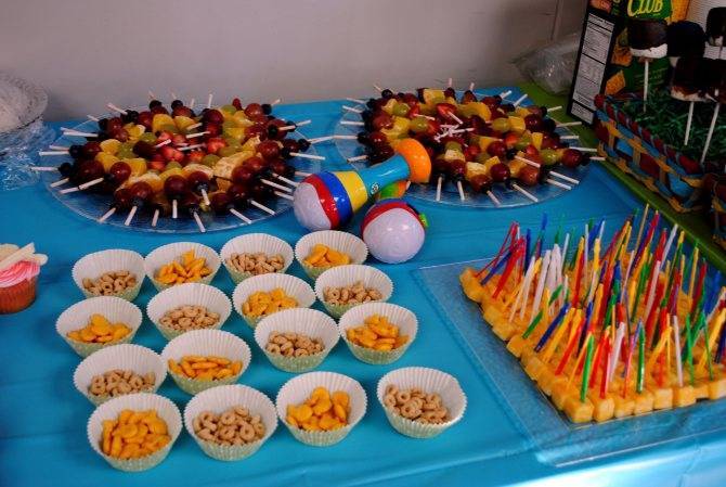 Меню на праздничный стол на день рождения дома — салаты, закуски, горячее, десерты