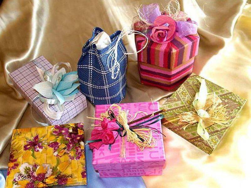 Подарки девочкам на 8 марта в школе: оригинальные идеи