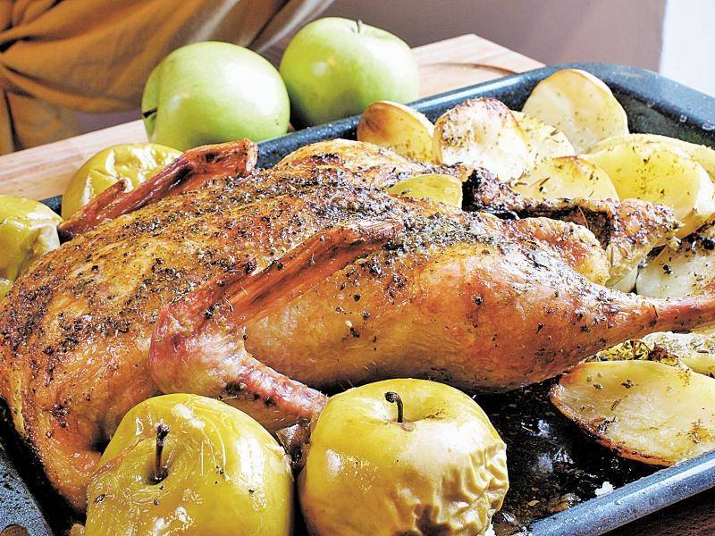 9 пошаговых рецептов утки с яблоками запеченной в духовке с фото: готовим быстро и вкусно