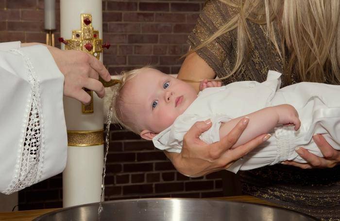 Что должны дарить и покупать на крещение ребенку крестный и крестная