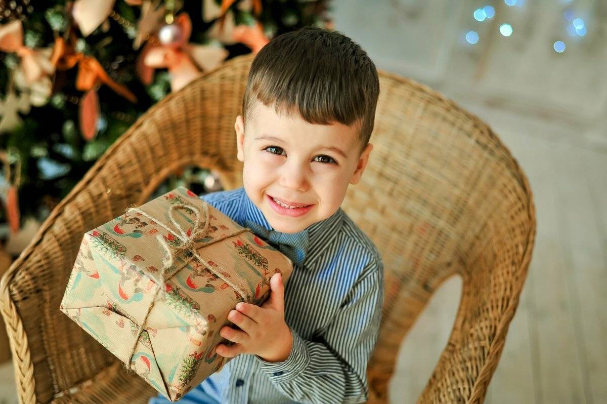 Как угодить с подарком мальчику на 13 лет? список идей по интересам | fiestino.ru