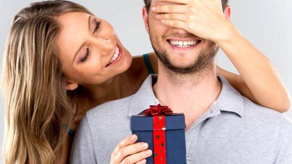 Что подарить девушке на год отношений: 70 лучших подарков