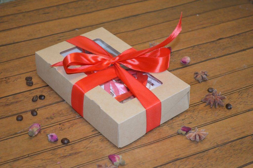 Как оригинально подарить подарок на день рождения? как сделать веселый сюрприз и оригинально преподнести сертификат и другие подарки?