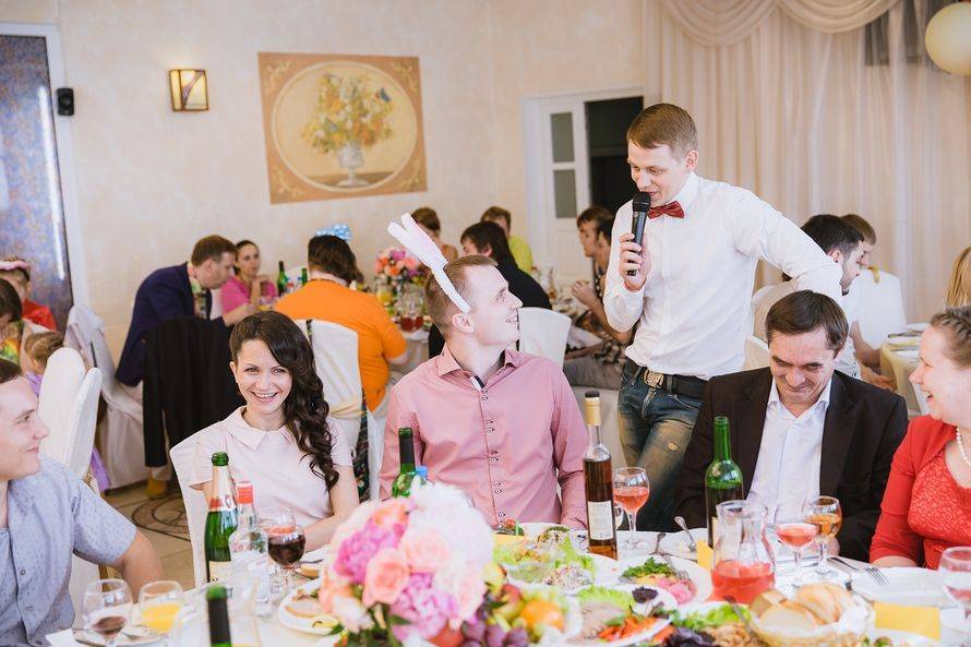 Конкурсы на свадьбу за столом: смешные, прикольные, веселые застольные (сидячие) развлечения и игры на банкете для гостей, для маленькой компании и для большой, для взрослых и детей на день свадьбы