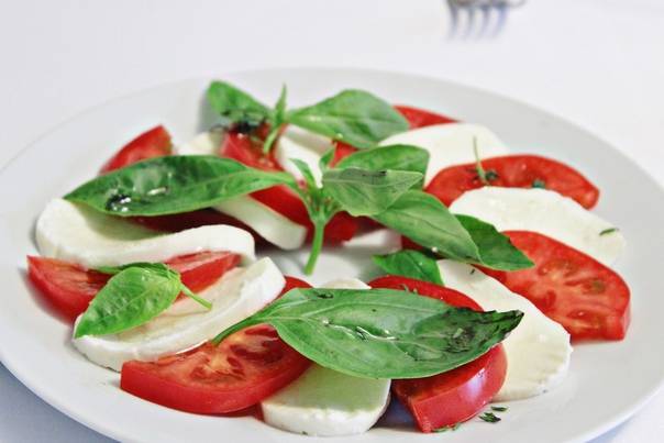 Салат «капрезе»: рецепт классической итальянской закуски с моцареллой и томатами, вариации с рукколой, соусом песто, свеклой + отзывы