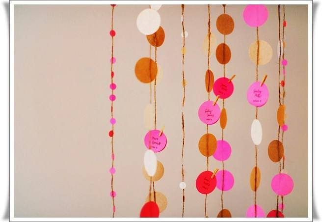 Гирлянда из шаров, цветов и бумажных украшений