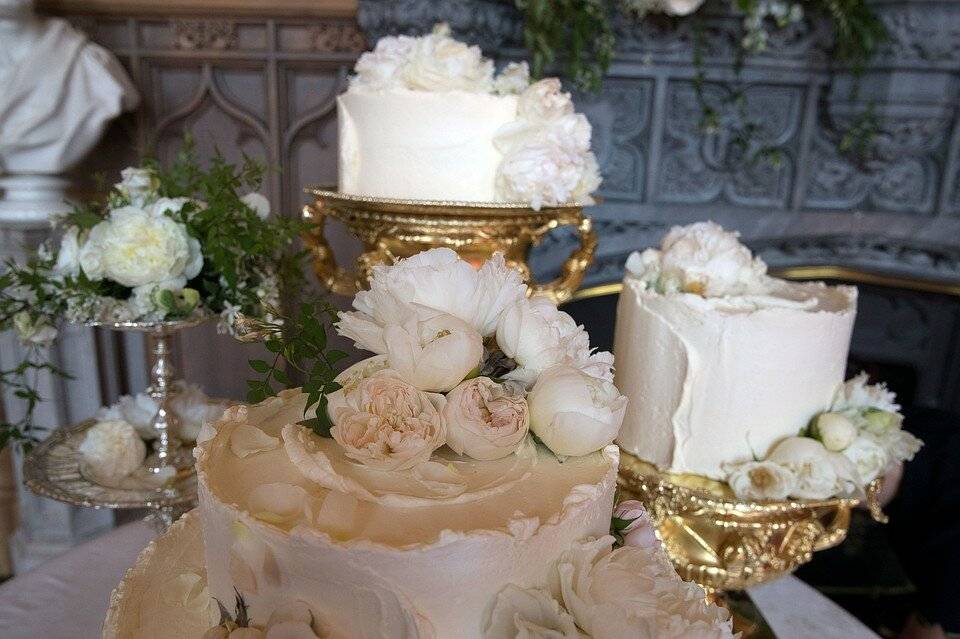 Свадебный торт — как выбрать, как нарезать, как подать?