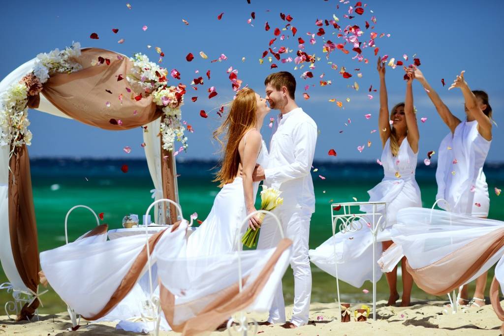 Пляжная свадьба: 7 советов для молодожёнов