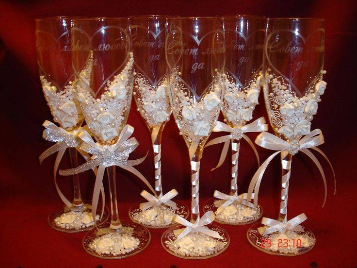 Декорирование фужеров. украшенные свадебные бокалы в технике декупаж. декор фужеров жениха и невесты лентами