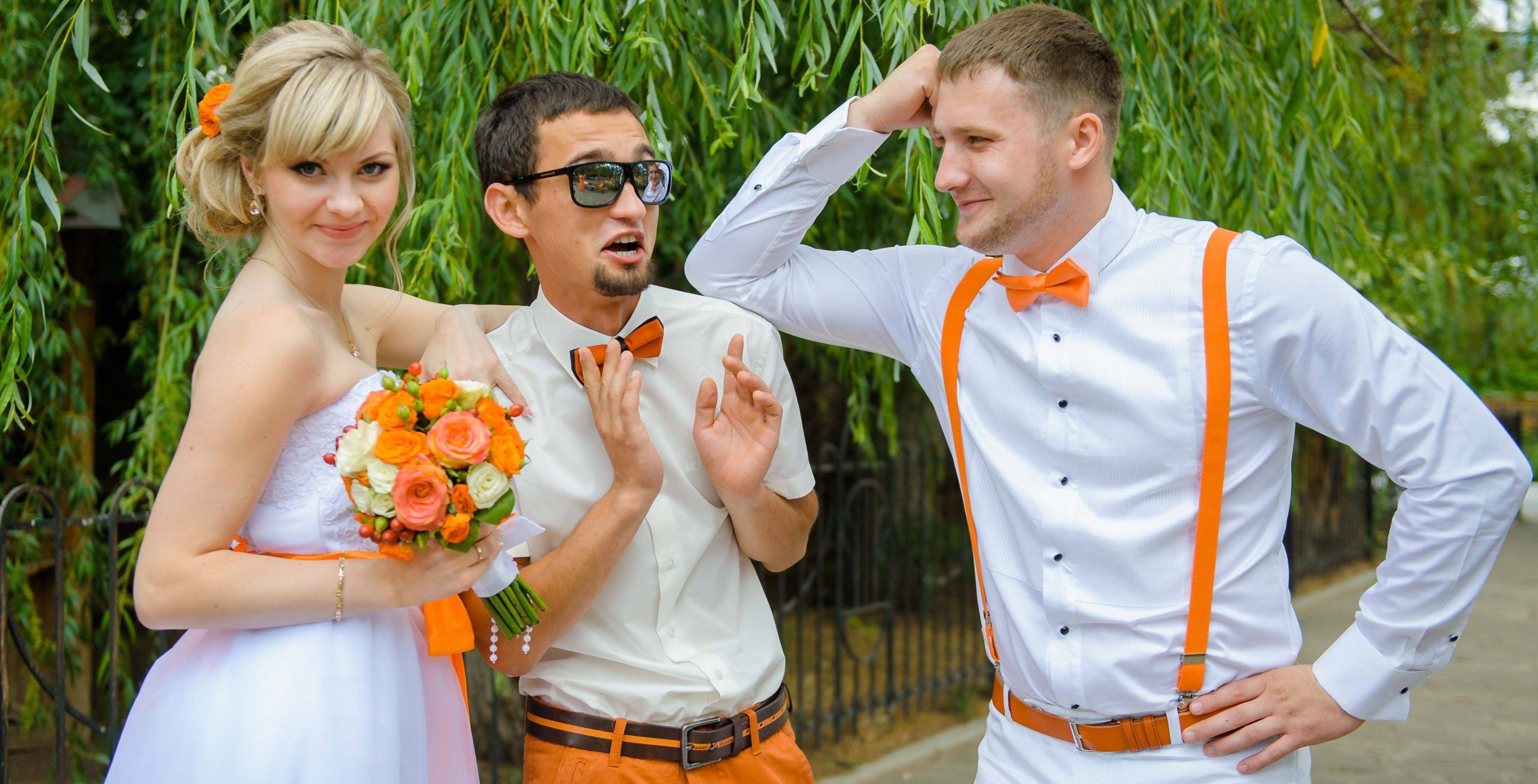 Что значит жених. Тематический костюм на свадьбу. Свидетель на свадьбе. Свадьба в оранжевом стиле. Необычные образы жениха и невесты.