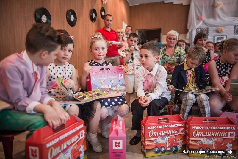 Что подарить садику. Подарки на выпускной в детском саду. Подарок выпускнику детского сада. Подарки детям в детский сад. Подарки детям на выпускной в детском.