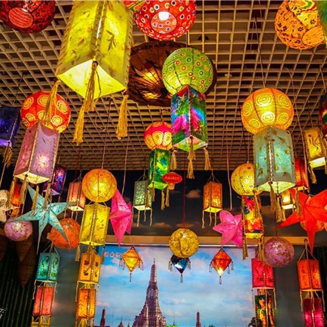 Подвесные китайские фонарики: самое быстрое украшение зала