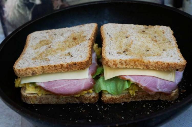 Горячие бутерброды на сковороде - как готовить на скорую руку, ингредиенты и технология