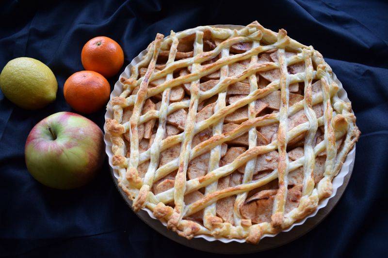 Как испечь в духовке яблочный пирог из слоеного теста