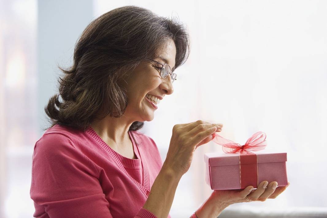 50 недорогих подарков женщине на 55 лет - список идей на юбилей