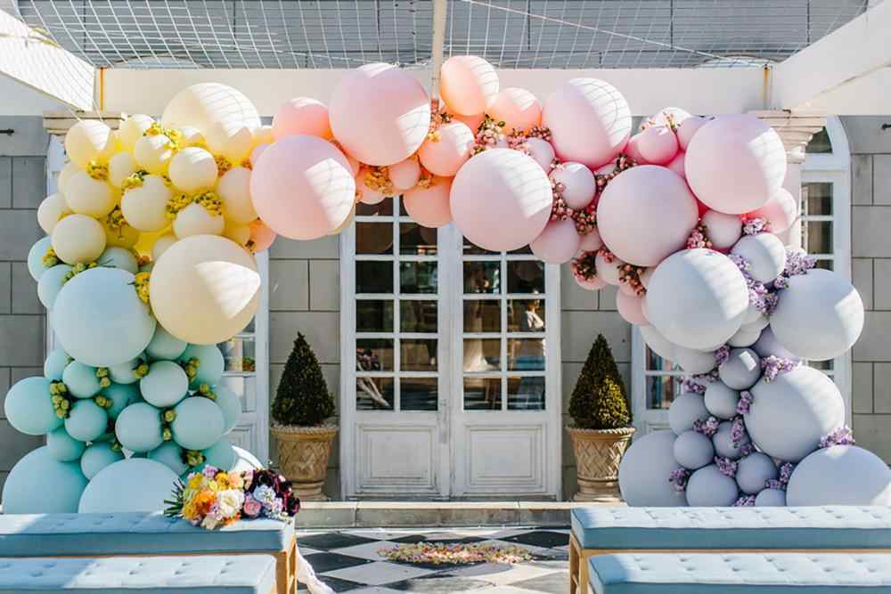 Гирлянда из шаров, цветов и бумажных украшений | снова праздник!