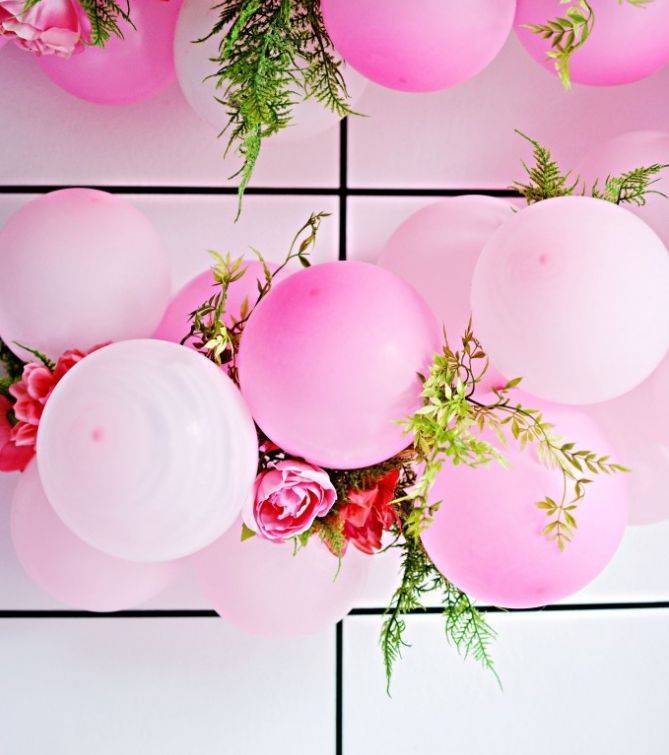 Гирлянда-ручей из шаров, бумажных украшений и цветов