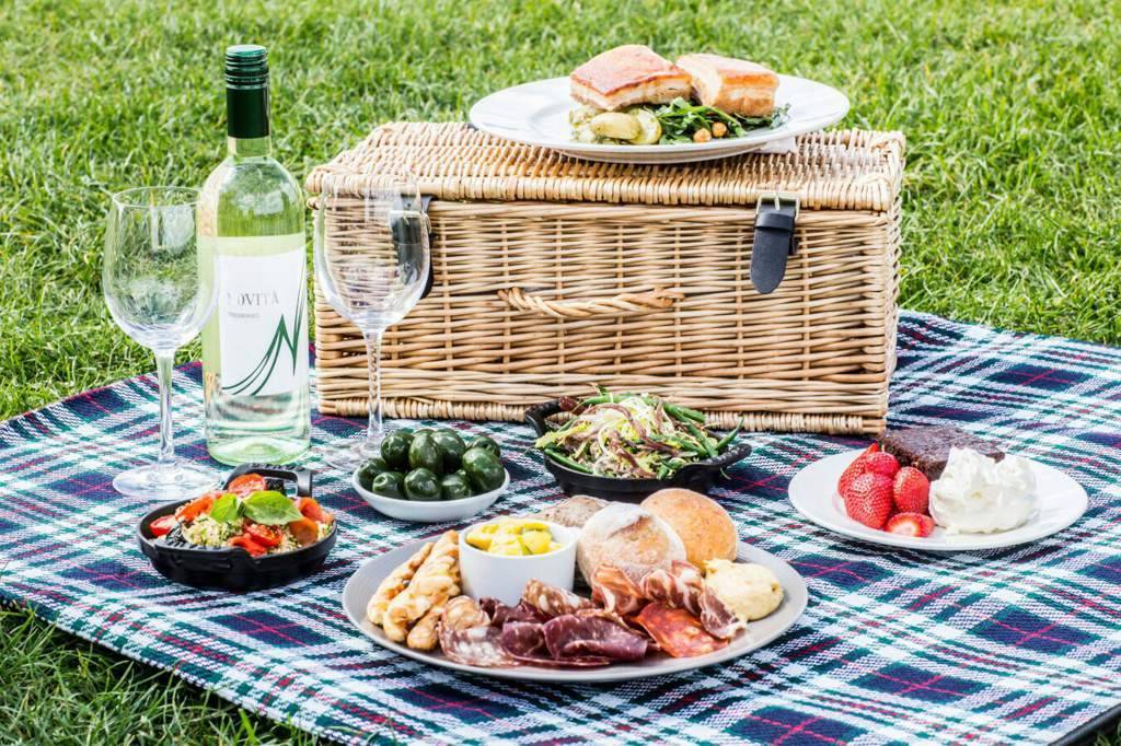 Закуски для пикника на природе летом - свежие и здоровые продукы: рецепты с фото и видео