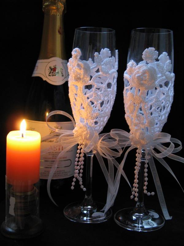 Украшения свадебных бокалов розами из пластики
