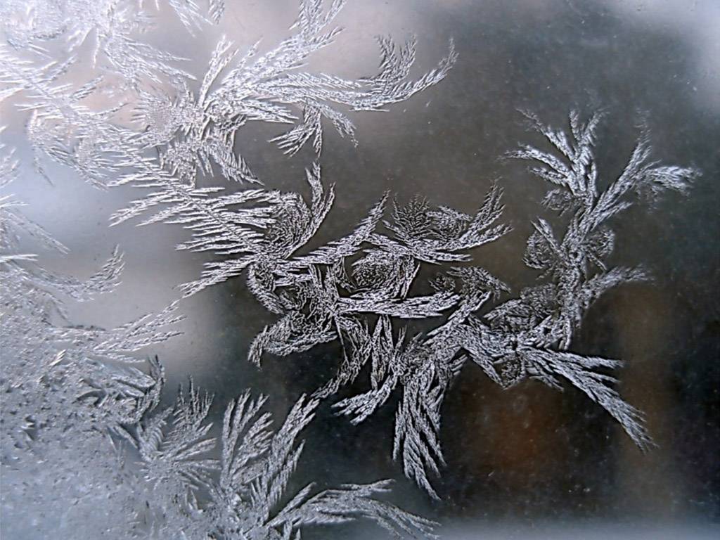 Как нарисовать зимние морозные узоры на окне гуашью, красками, зубной пастой и губкой поэтапно: инструкция для новогоднего оформления окон, фото. морозные узоры на окне зимой — примеры рисунков на новогоднем окне: фото