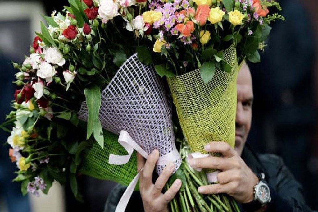 Какие цветы подарить девушке: презент с намеком