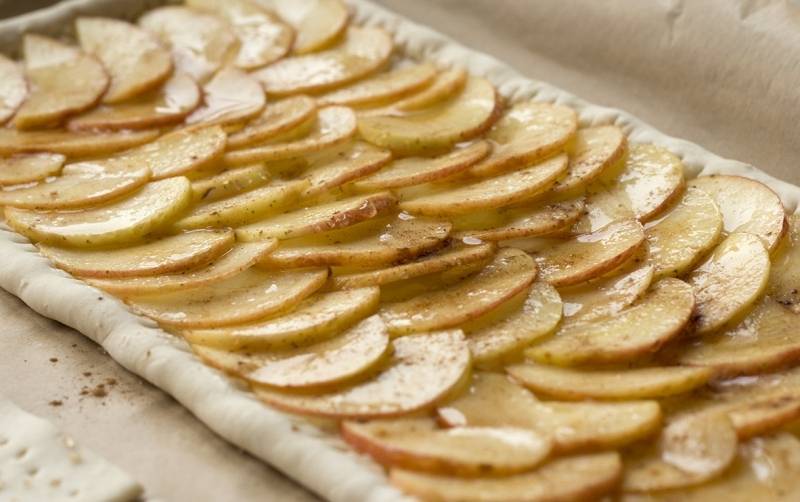 Пирог с яблоками - рецепт из дрожжевого или слоеного теста в духовке