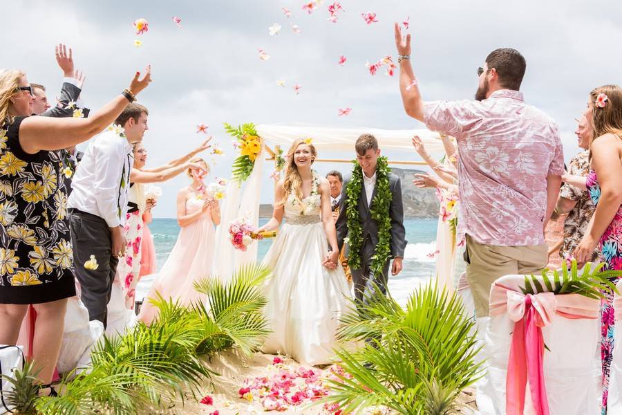 Свадьба в гавайском стиле - пляжный декор, образ молодых
