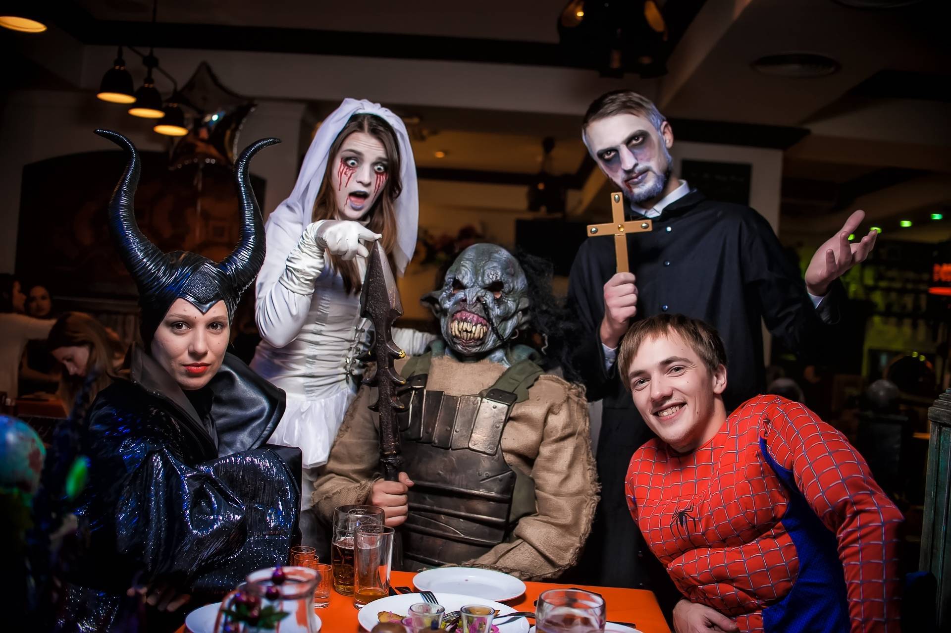 Идеи для хэллоуина: костюмы, грим, маникюр для девушек, декор и угощение
