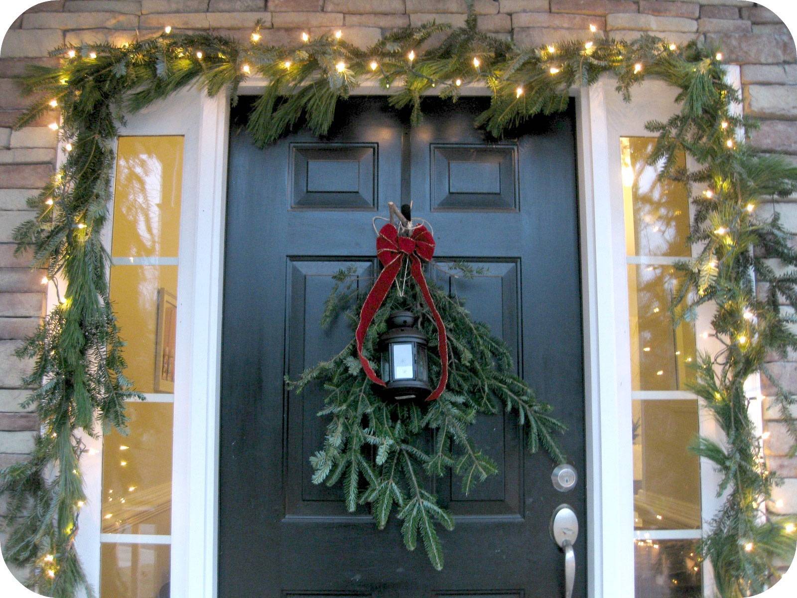 Украшение дверей на новый год венком и гирляндой, как украсить дверь своими руками