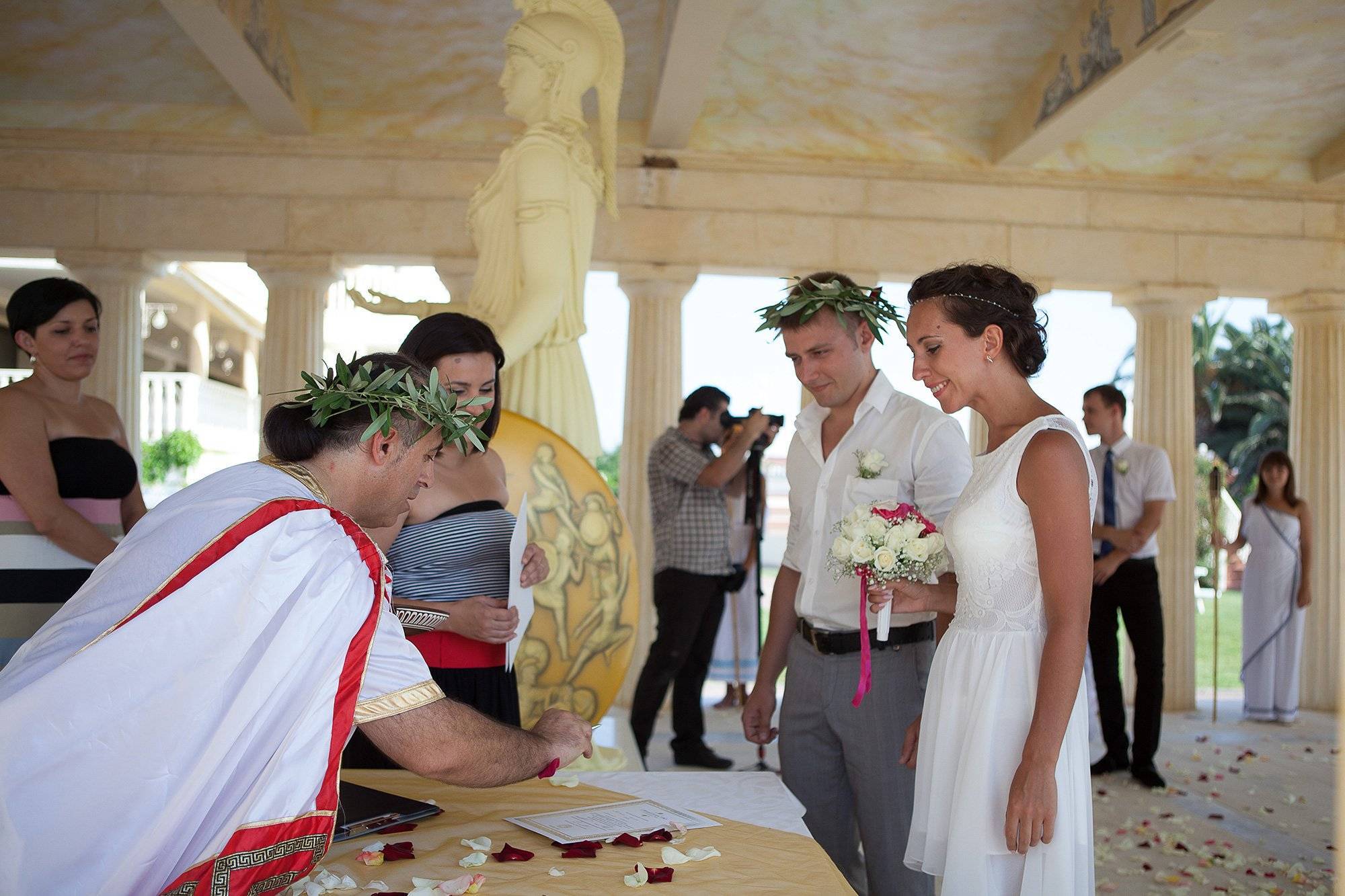Божественный выбор: учимся делать свадебные прически в греческом стиле