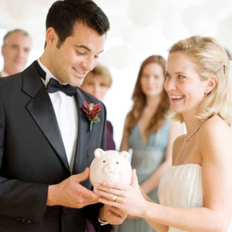 Топ-8 идей, как сэкономить на свадебном платье: покупка вечернего наряда, декор своими руками и др.