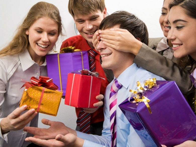 Что дарить сотрудникам на корпоративных мероприятиях и на праздники? индивидуальный подход