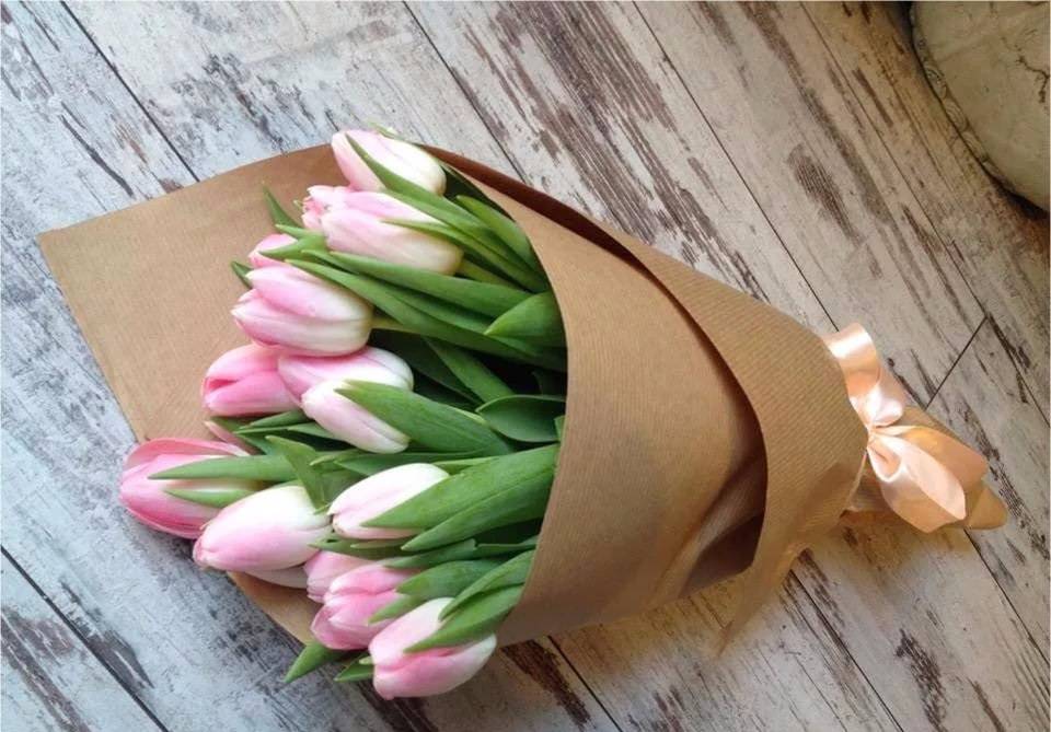 Тюльпаны в подарок: кому, когда и сколько цветов дарить