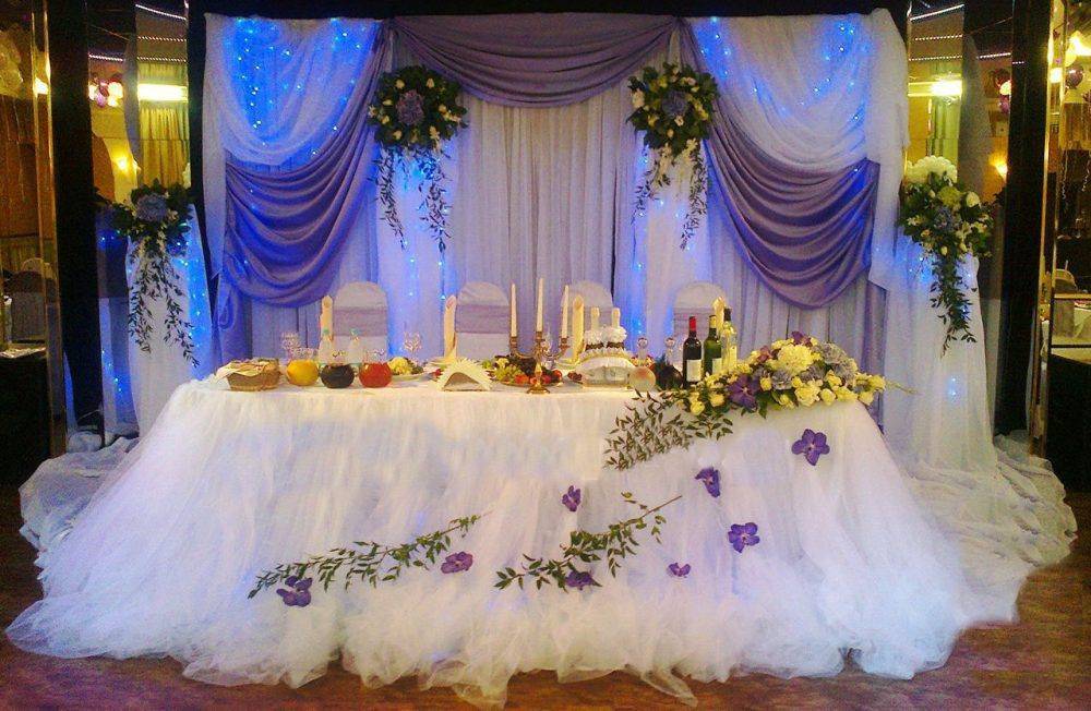 Стильное и красивое оформление свадебного зала тканью