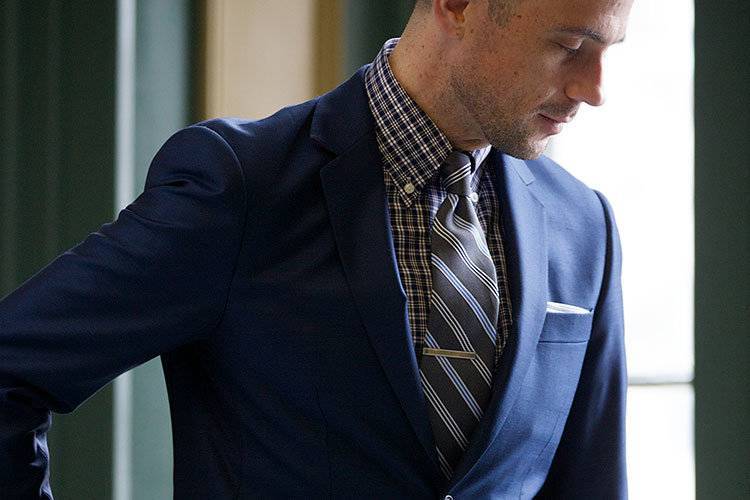 Как носить зажим для галстука: 6 шагов