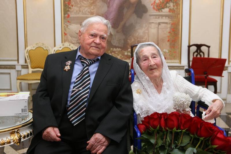 Железные 65 лет свадьбы — выбираем подарки и поздравления