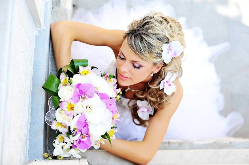 Свадебный венок на голову – свадебный образ с венком из цветов, ягод, лент, с перьями