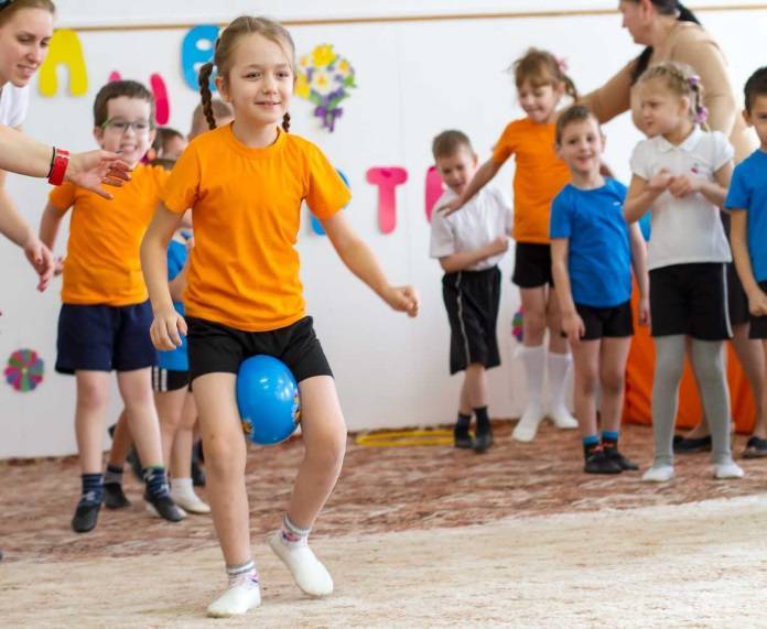 Подвижные игры для детей на день рождения: развлекательные конкурсы и эстафеты