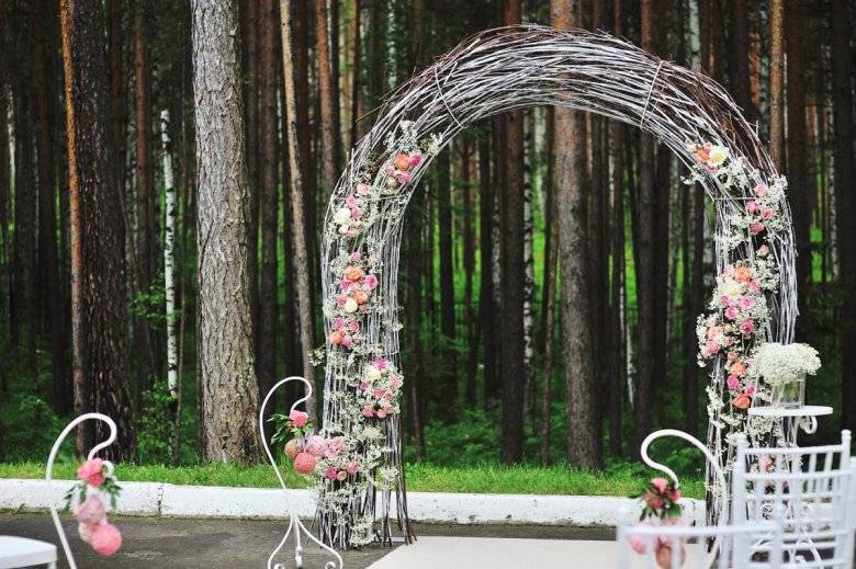 Стильный фон для свадебной церемонии: топ-12 достойных альтернатив надоевшей арке
