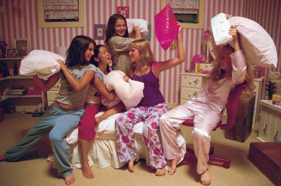 Как устроить нескучную пижамную вечеринку дома: 10 секретов
