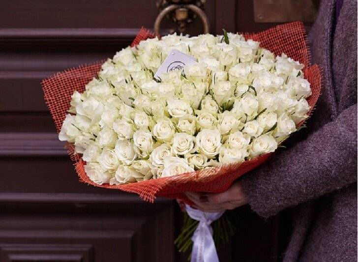 Секреты цветочных букетов, или к чему дарят белые розы?