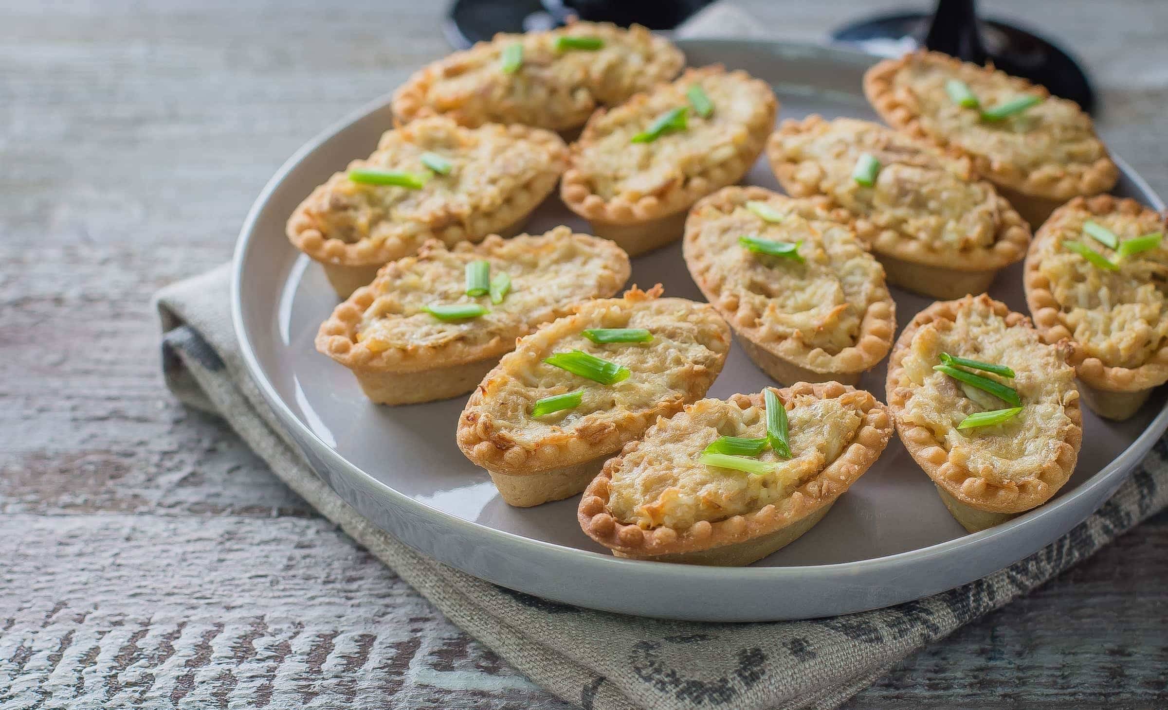 Тарталетки с печенью трески яйцом и сыром