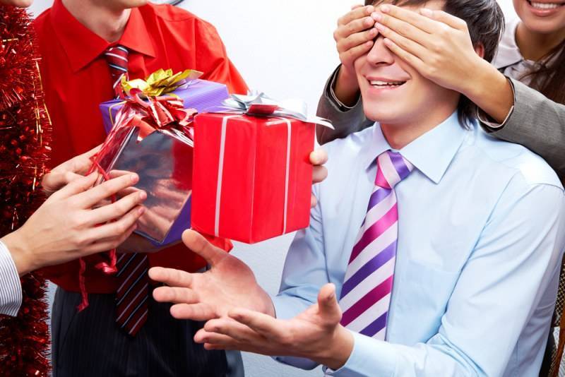 Подарки сотрудникам - 150 идей корпоративных презентов для сотрудников на разные поводы