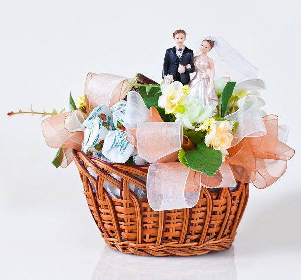 Какой букет подарить на свадьбу молодожёнам: основные варианты