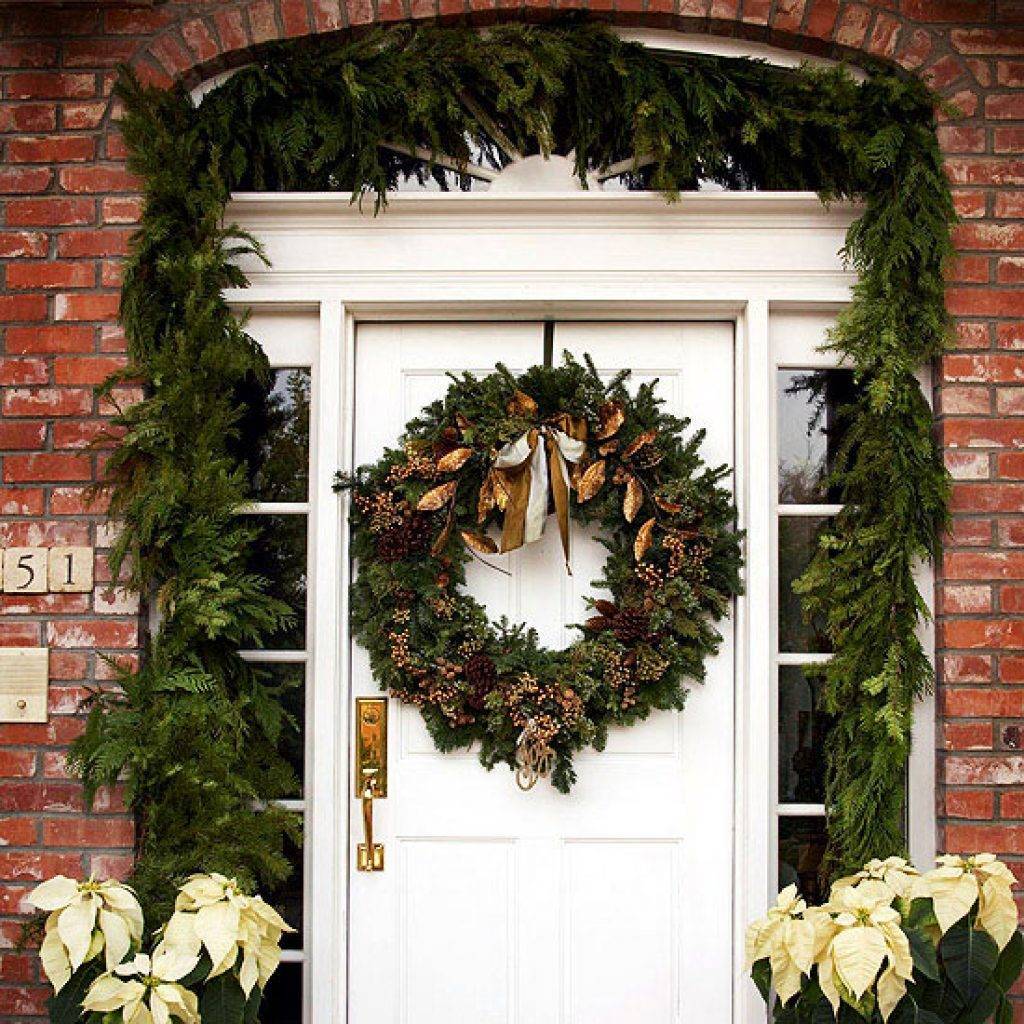 Как можно красиво украсить входную дверь к новому году своими руками: фото