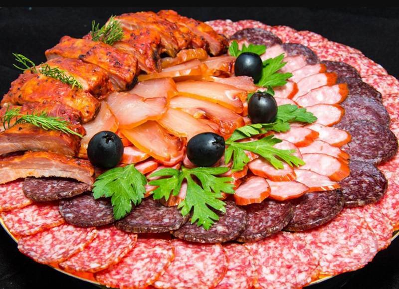 Мясная нарезка — красивый и беспроигрышный вариант закуски для праздничного стола